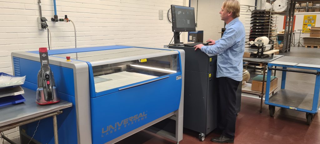 Polychromal verhoogt productie met inzet Universal laser systeem – Laser2000